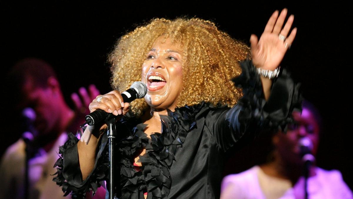 La cantante Roberta Flack durante su actuación de esta noche en el festival de "Les Nits de Bonmont" en Montroig del Camp, Tarragona.