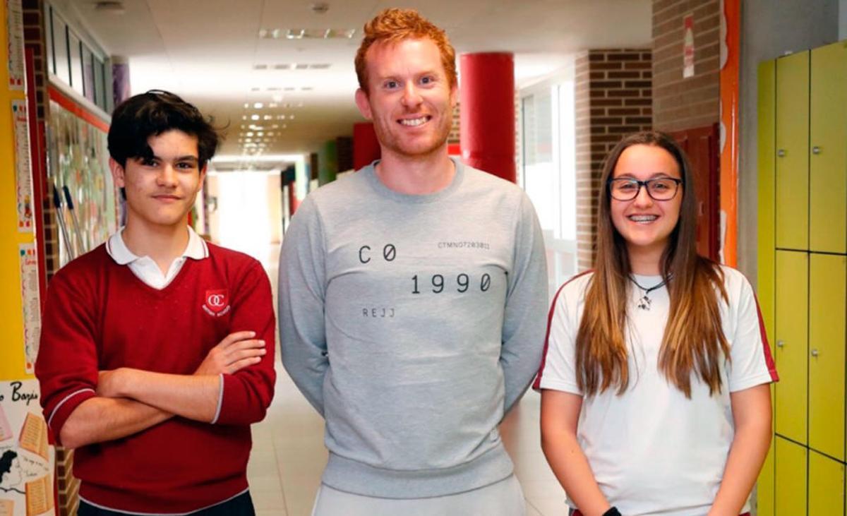 Tom Rogers con sus alumnos Andrea y Borja  // J. Lores