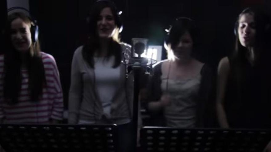 Membres del grup Giovinetto interpretant la cançó.