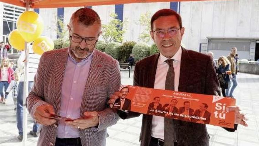 Juan Vázquez -a la derecha- y José Carlos Fernández Sarasola, candidato de Ciudadanos a la Alcaldía de Gijón, ayer.