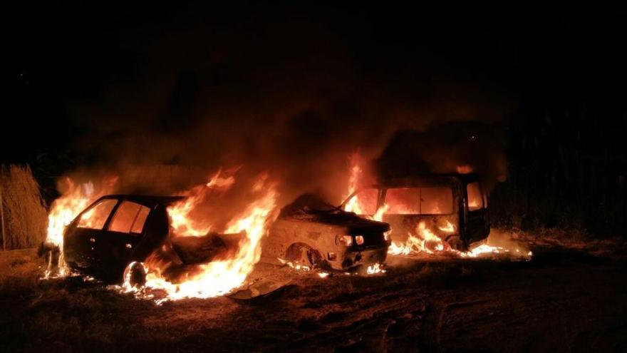 Un incendio calcina tres vehículos en el Port de Sóller