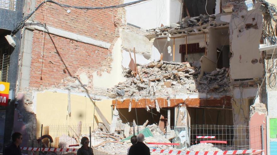 Imagen del edificio de este miércoles semiderruido/ Foto David Pamies