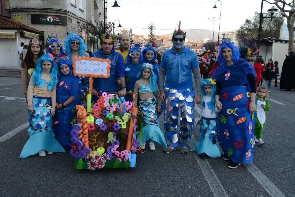 Colorido domingo de carnaval con el desfile de Cangas y la danza de Meira // Gonzalo Núñez