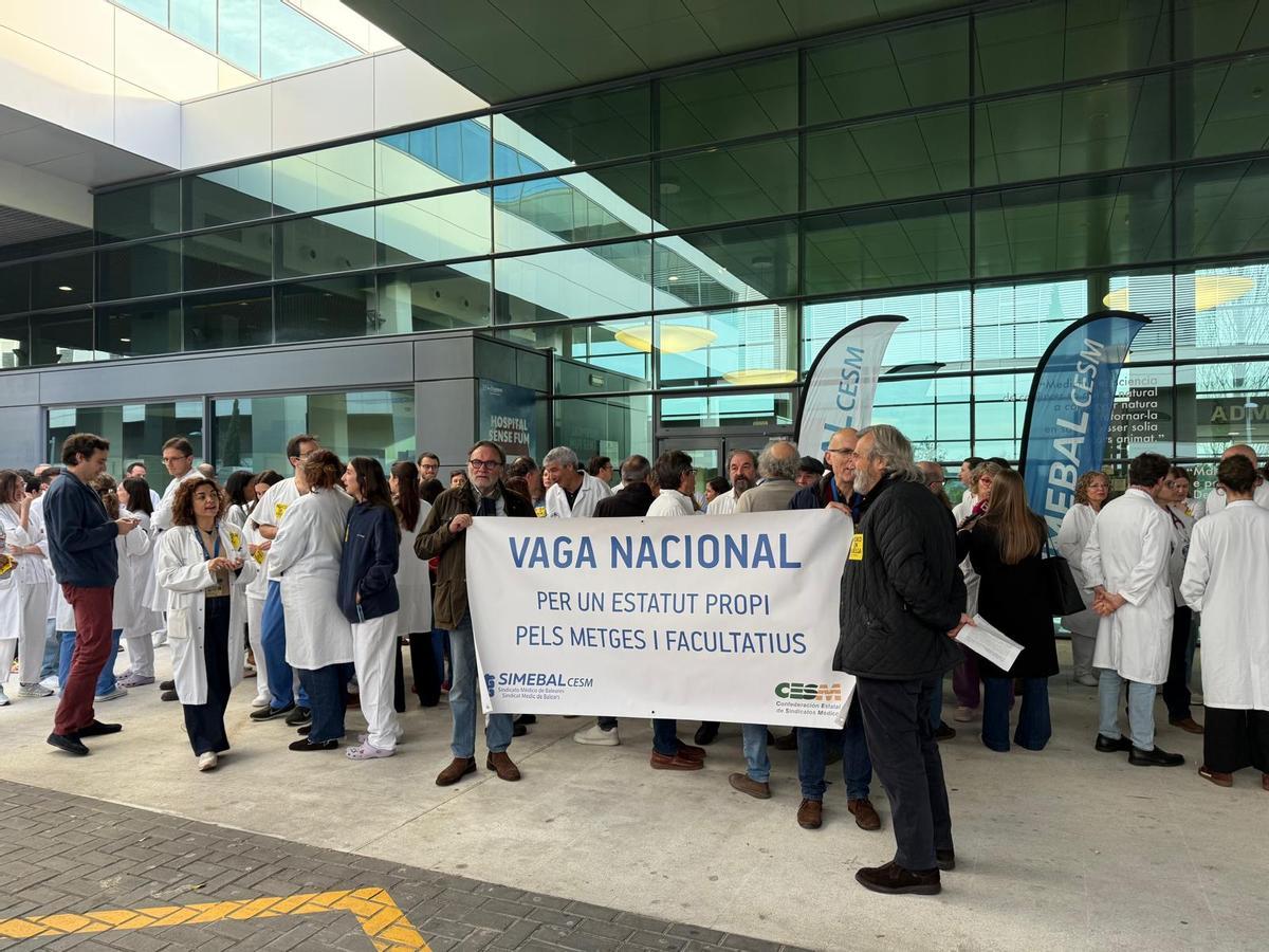 FOTO | Concentraciones de médicos en las puertas de los hospitales de Baleares contra el estatuto marco. FOTO | Concentraciones de médicos en las puertas de los hospitales de Baleares contra el estatuto marco.