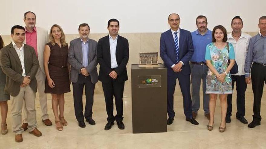 El acto de presentación del emblema de Alcoy en la UA se efectuó ayer en el vestíbulo del edificio del Rectorado