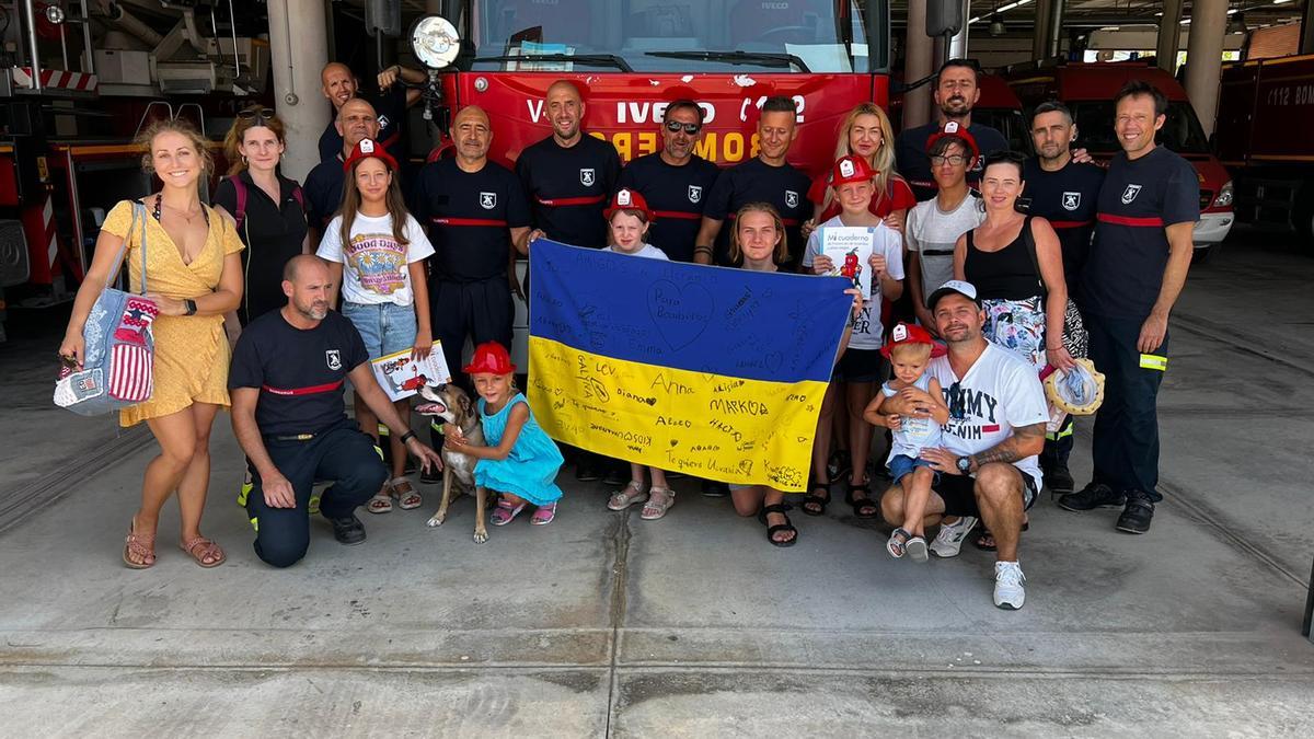 Ucranianos en una visita a los Bomberos de Alicante