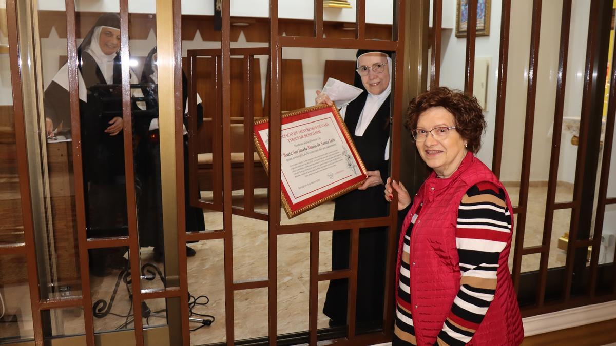 La presidenta de Tyrius hace entrega del pergamino a la Madre superiora en Benigànim.