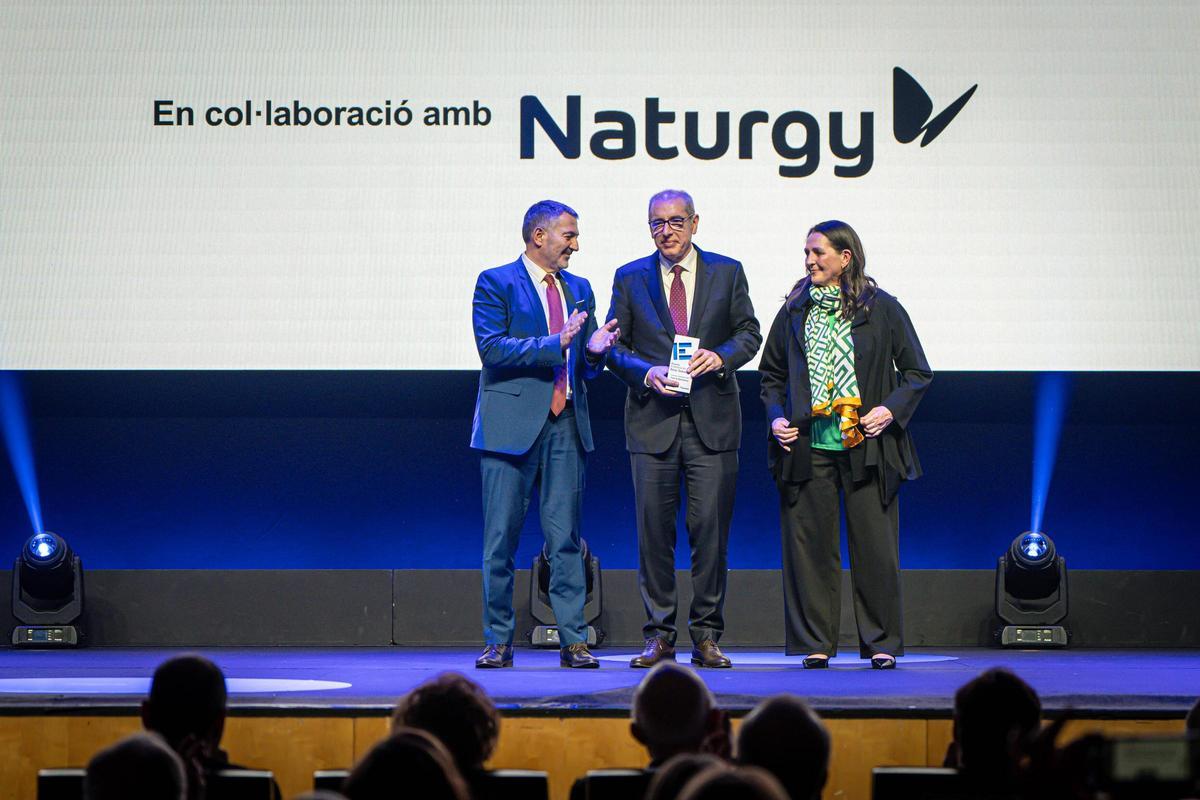 José Alberto Carbonell, presidente de Port de Barcelona, recoge el premio a la empresa más sostenible de la mano de Miquel Sàmper, Conseller dEmpresa i Treball de la Generalitat de Catalunya y Mireia Pousa, Estrategia de Medios y Branded Content Asuntos Públicos y Sostenibilidad de Naturgy