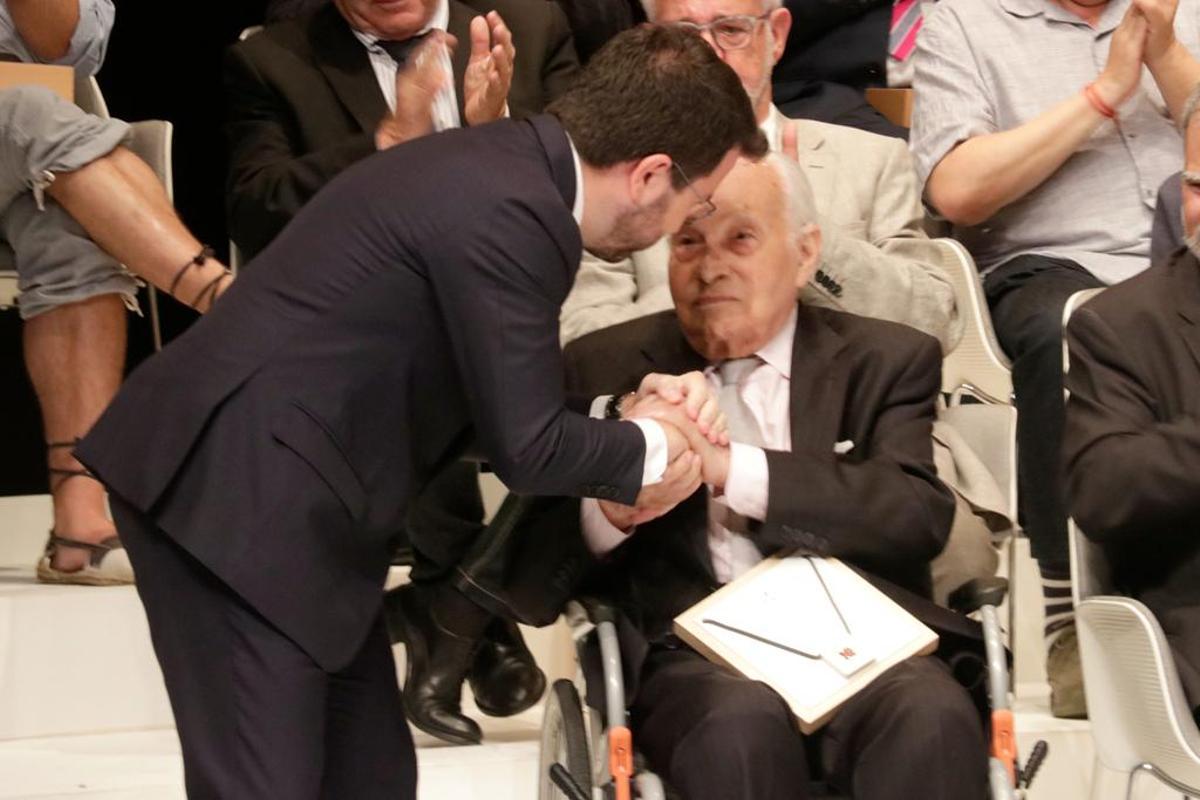 El president Pere Aragonès lliura la Creu de Sant Jordi a Miquel Morera, supervivent de la Lleva del Biberó