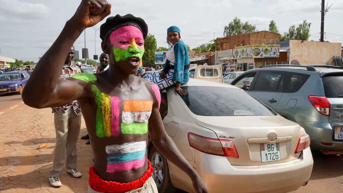 Un simpatizante de la junta militar golpista con su cuerpo pintado con las banderas de Níger y Rusia durante un mitin en Niamey, el domingo.