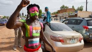 Un simpatizante de la junta militar golpista con su cuerpo pintado con las banderas de Níger y Rusia durante un mitin en Niamey, el domingo.