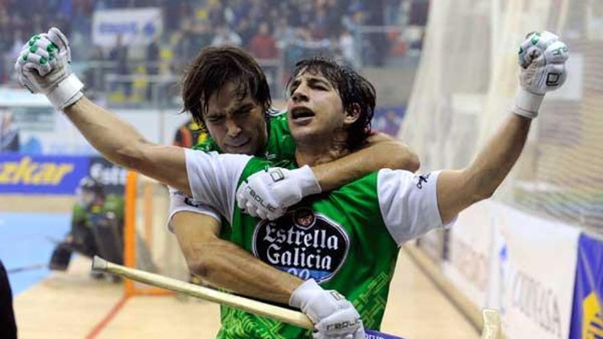 Jordi Bargalló y Lucas Ordóñez celebran un gol en un partido disputado en el Palacio de los Deportes de Riazor. / juan varela