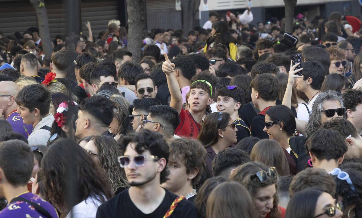 La fiesta estalla en Elda con el pasodoble "Idella"
