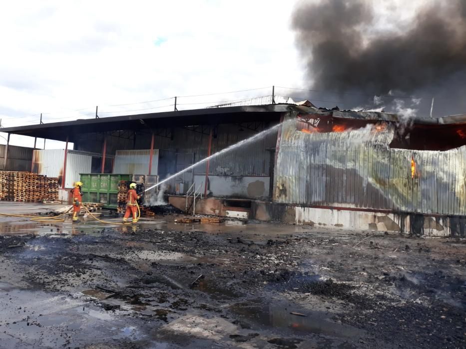 Un incendio arrasa una empresa de regalos en Manises