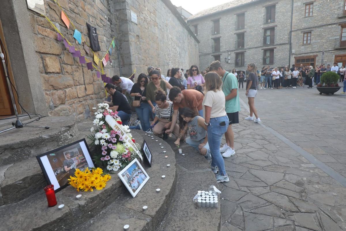 Minuto de silencio en Boltaña por el asesinato del hijo de un miembro de La Ronda de Boltaña