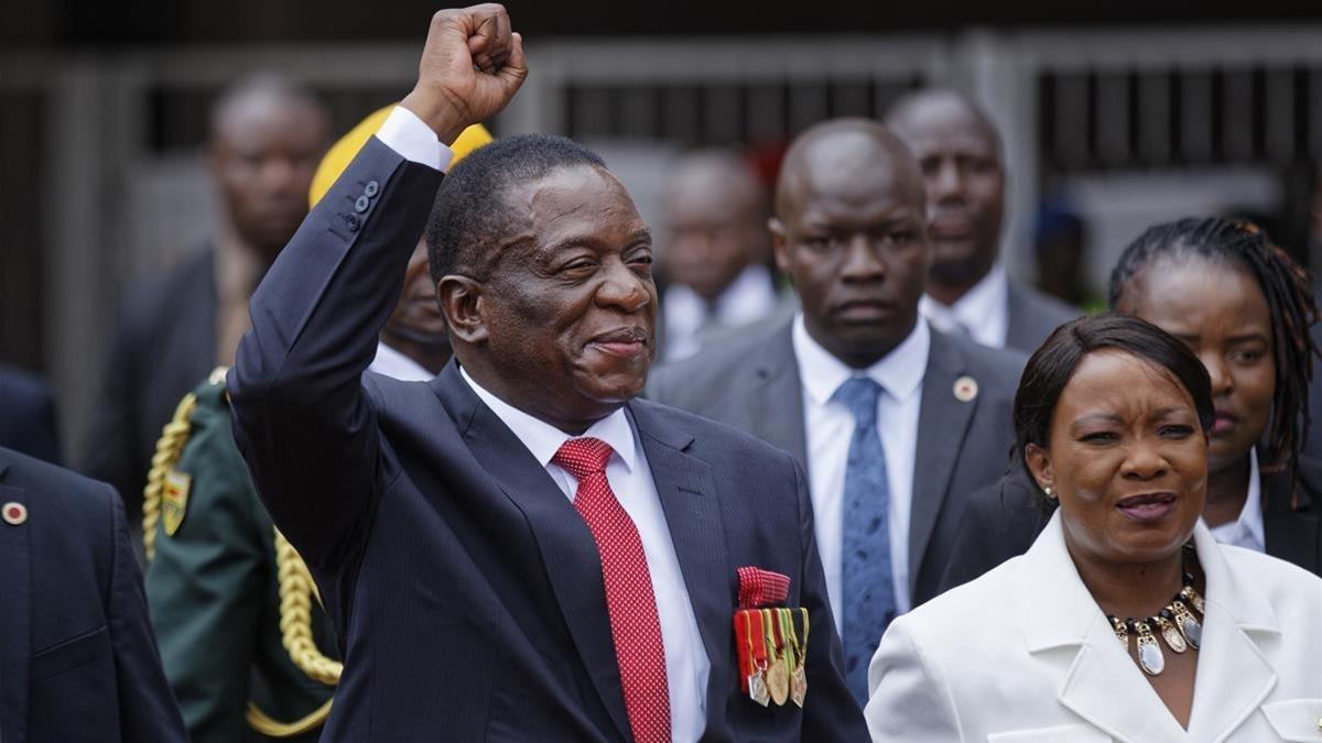 Emmerson Mnangagwa, junto a su esposa, Auxilia, a su llegada a la ceremonia de investidura, en Harare, el 24 de noviembre.