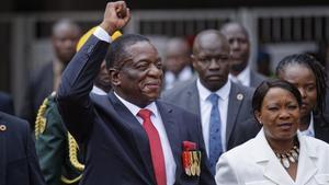 mbenach41064739 emmerson mnangagwa  center  and his wife auxillia  right  ar171124114819