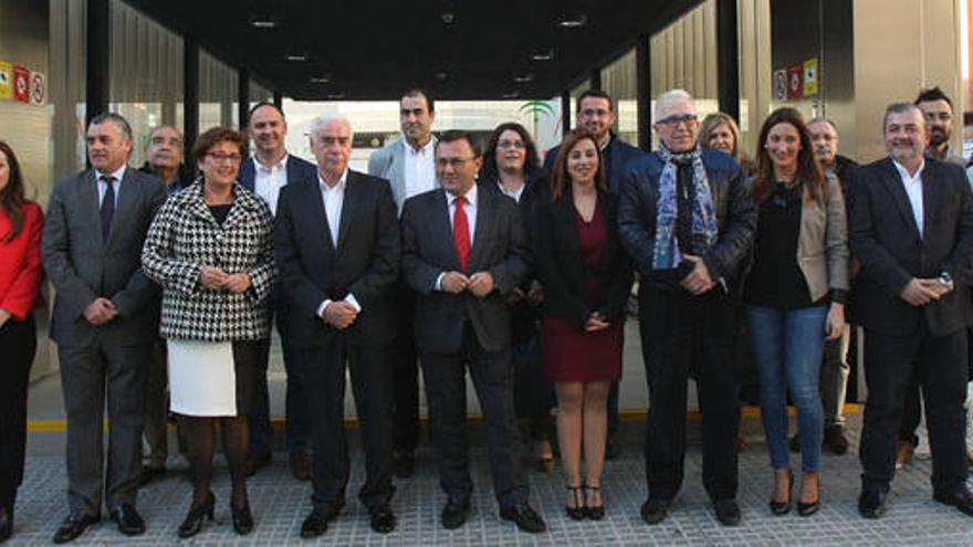 Los integrantes de la candidatura socialista ante la estación de metro de El Perchel.