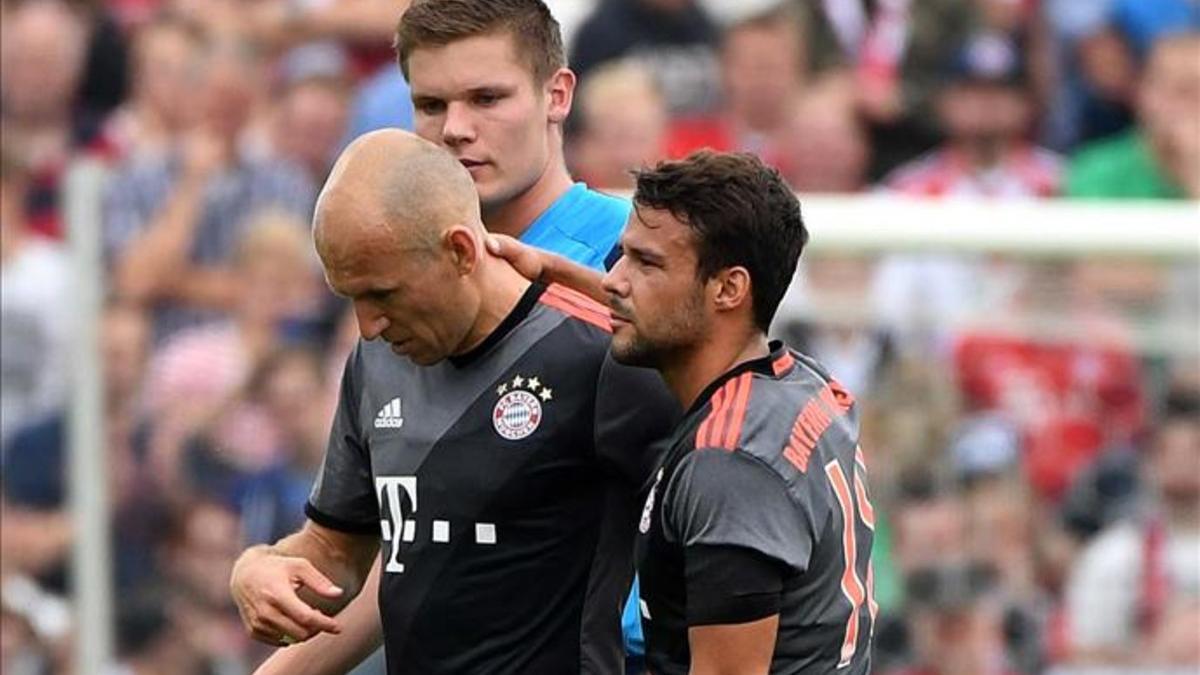 Robben, consolado por sus compañeros, abandona lesionado el campo