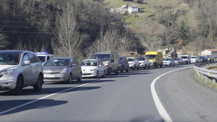 Regulación del tráfico en el Corredor del Nalón por un camión que perdió su carga de gravilla