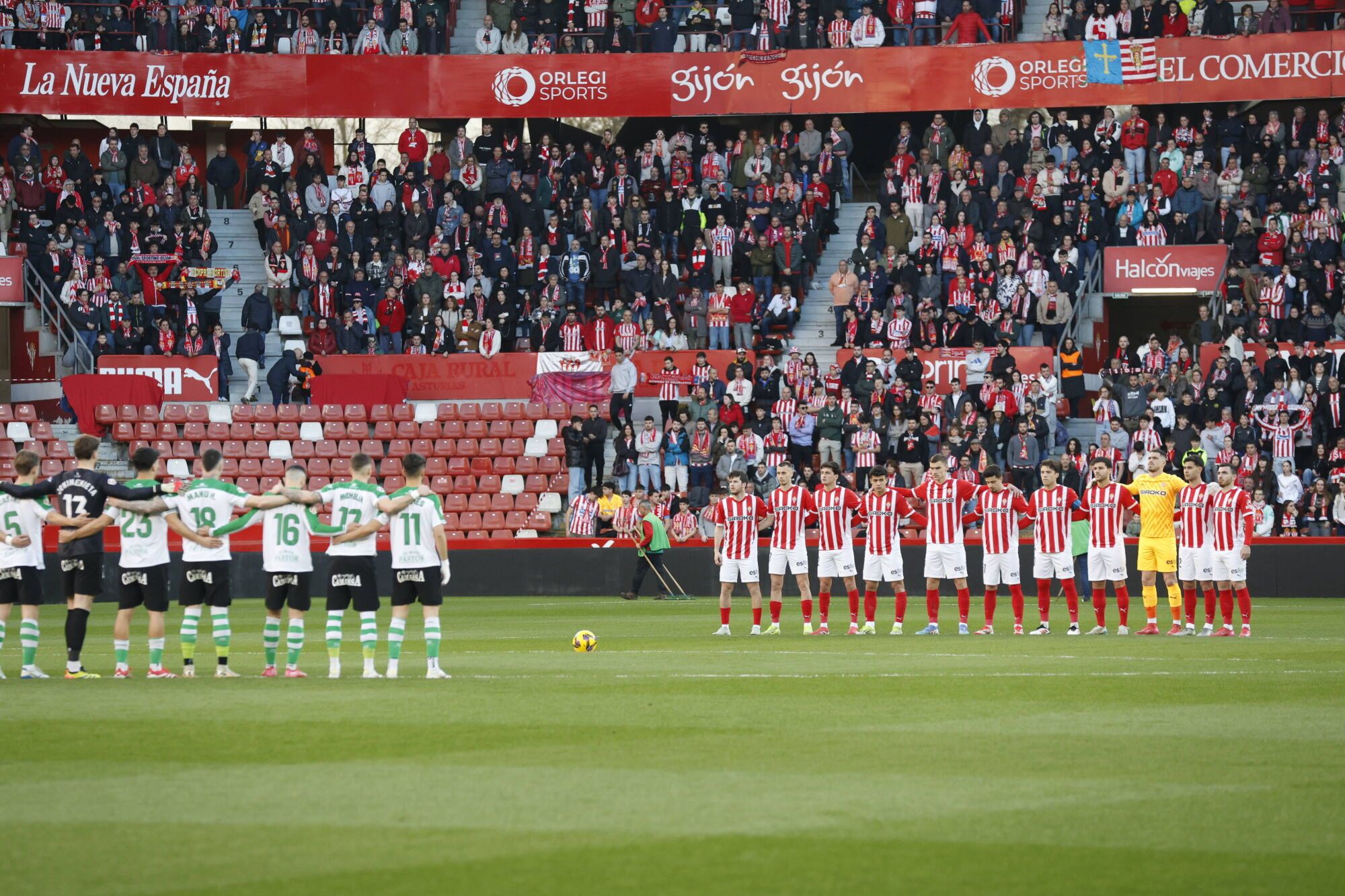 EN IMÁGENES: Ambientazo en el Sporting-Racing de Santander disputado en El Molinón