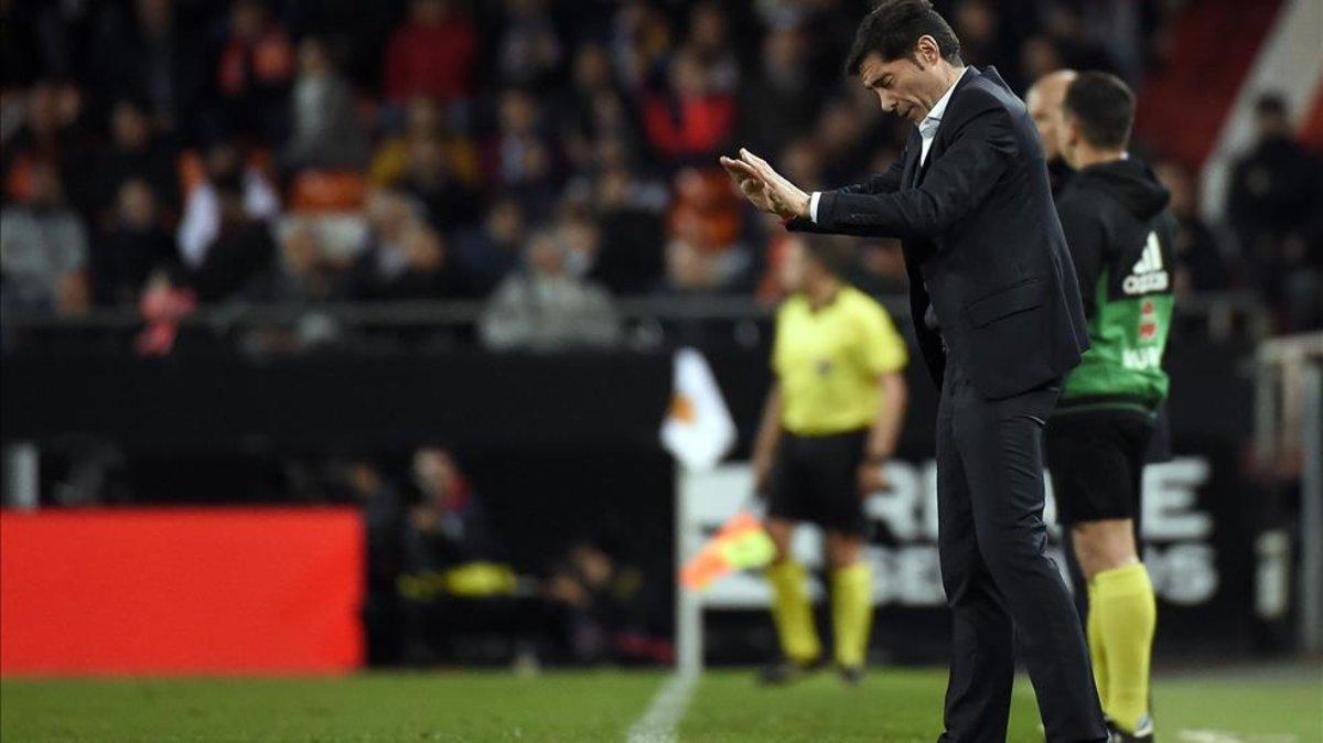 El entrenador del Valencia, cabizbajo en la banda