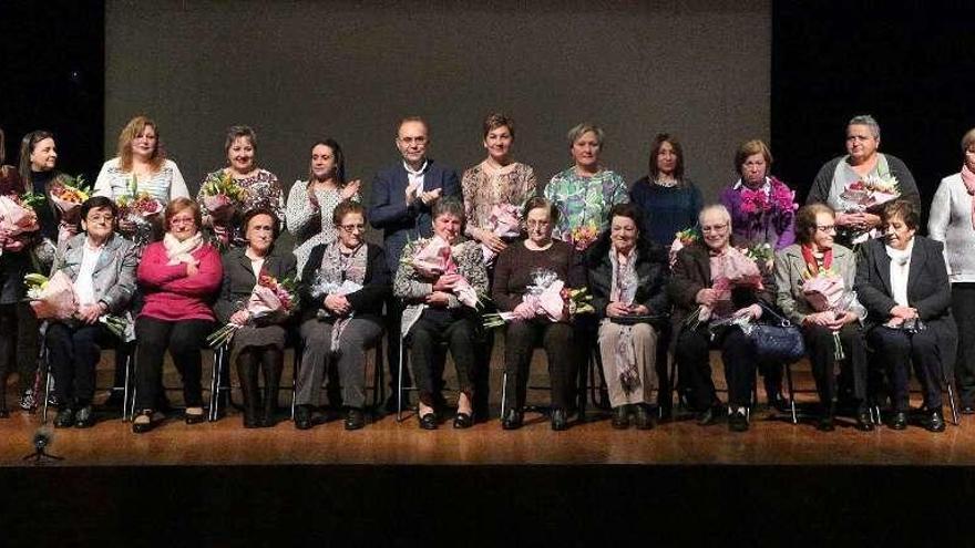 Mujeres homenajeadas en el auditorio municipal de Ponteareas. // A. Hernández