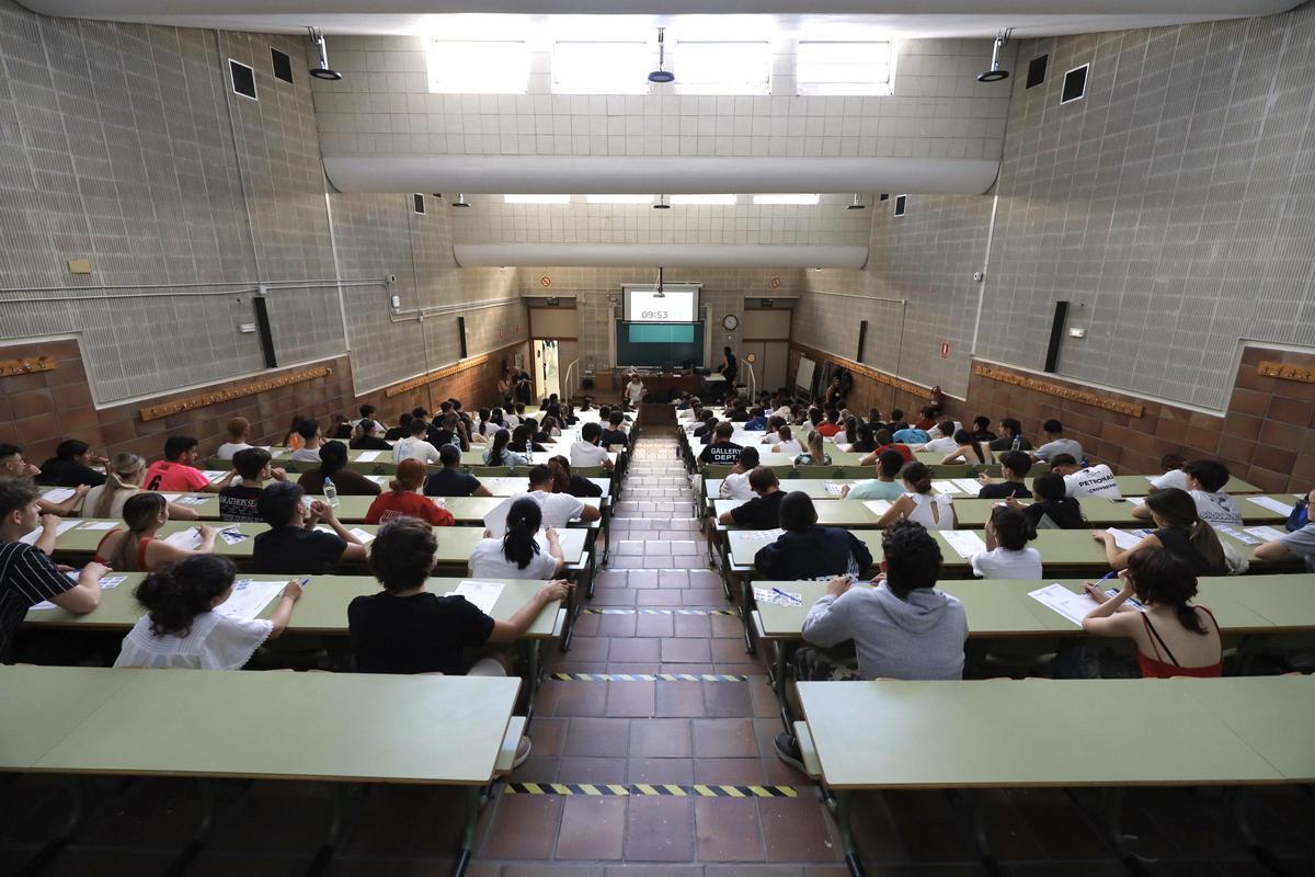 Varios alumnos en un aula de la Universidad de Zaragoza, durante la Evau de este año.