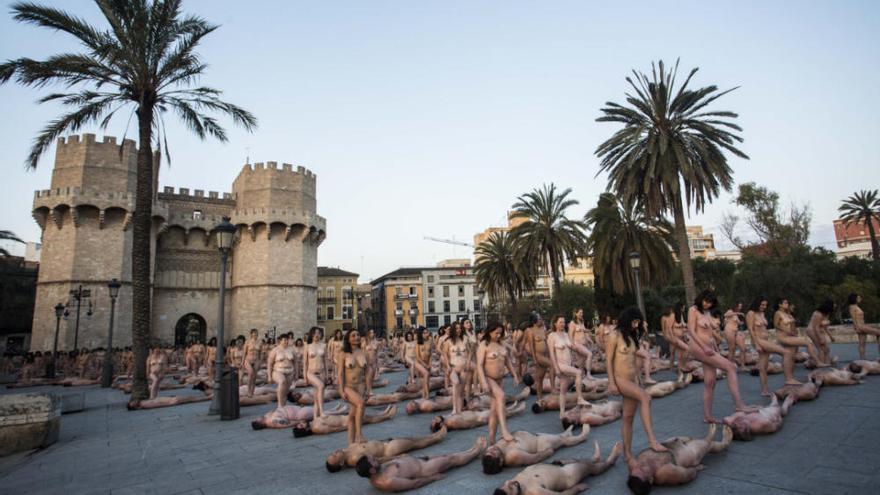 Spencer Tunick en València: 2.000 personas se desnudan frente a las Torres de Serranos