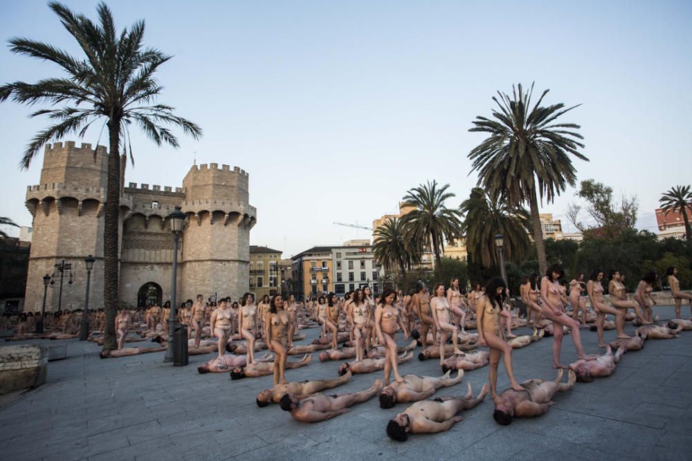 Spencer Tunick desnuda a 2.000 personas en València frente a las Torres de Serranos