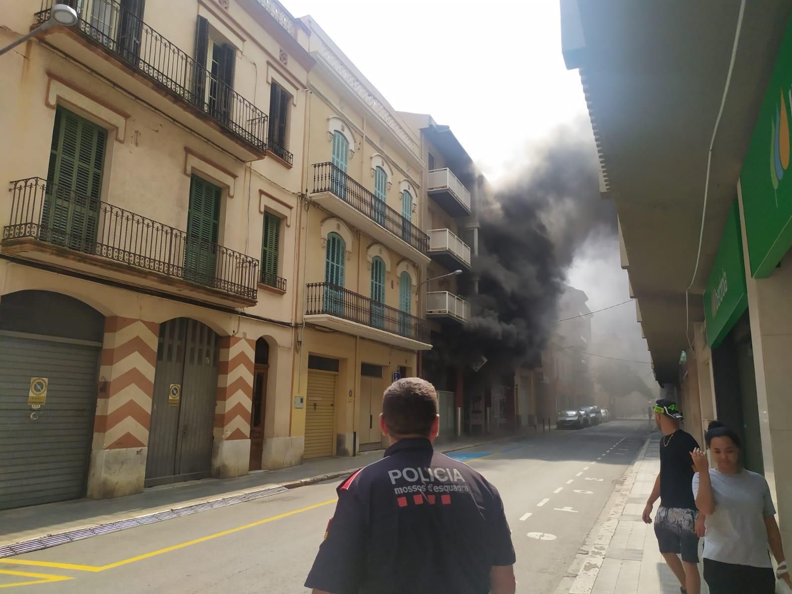 Les imatges de l'incendi en una perruqueria de Figueres