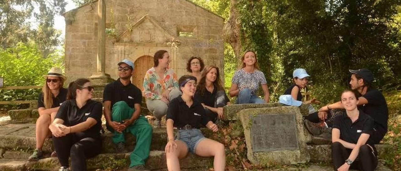 La conselleira con el grupo de voluntarios ante la capilla de la isla de Cortegada. // Noé Parga