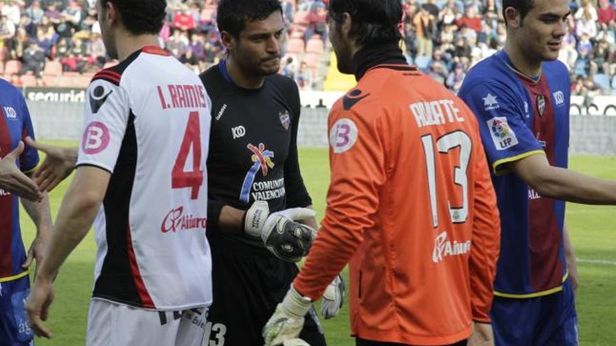 Aouate y Munúa, en el momento del saludo inicial entre los dos equipos.