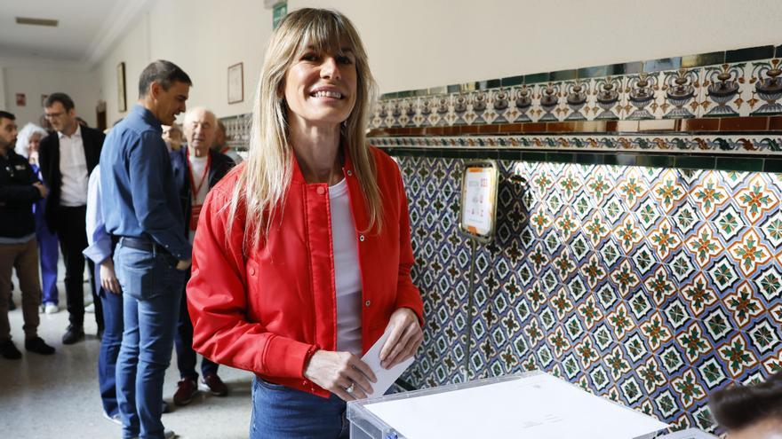 Begoña Gómez (c), esposa del presidente del Gobierno, Pedro Sánchez (i), ejerce su derecho en Madrid, el pasado domingo. EFE/ Ballesteros