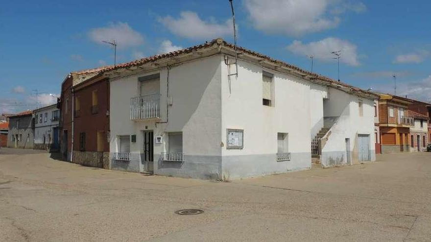 Aspecto que presentaba ayer la casona de la calle Eras en Manganeses destinada para casa de cultura.