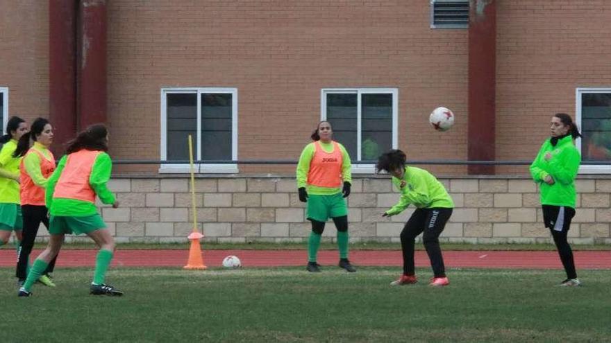 El Caja Rural aprovechó la mañana para entrenar sobre el césped de la Ciudad Deportiva.