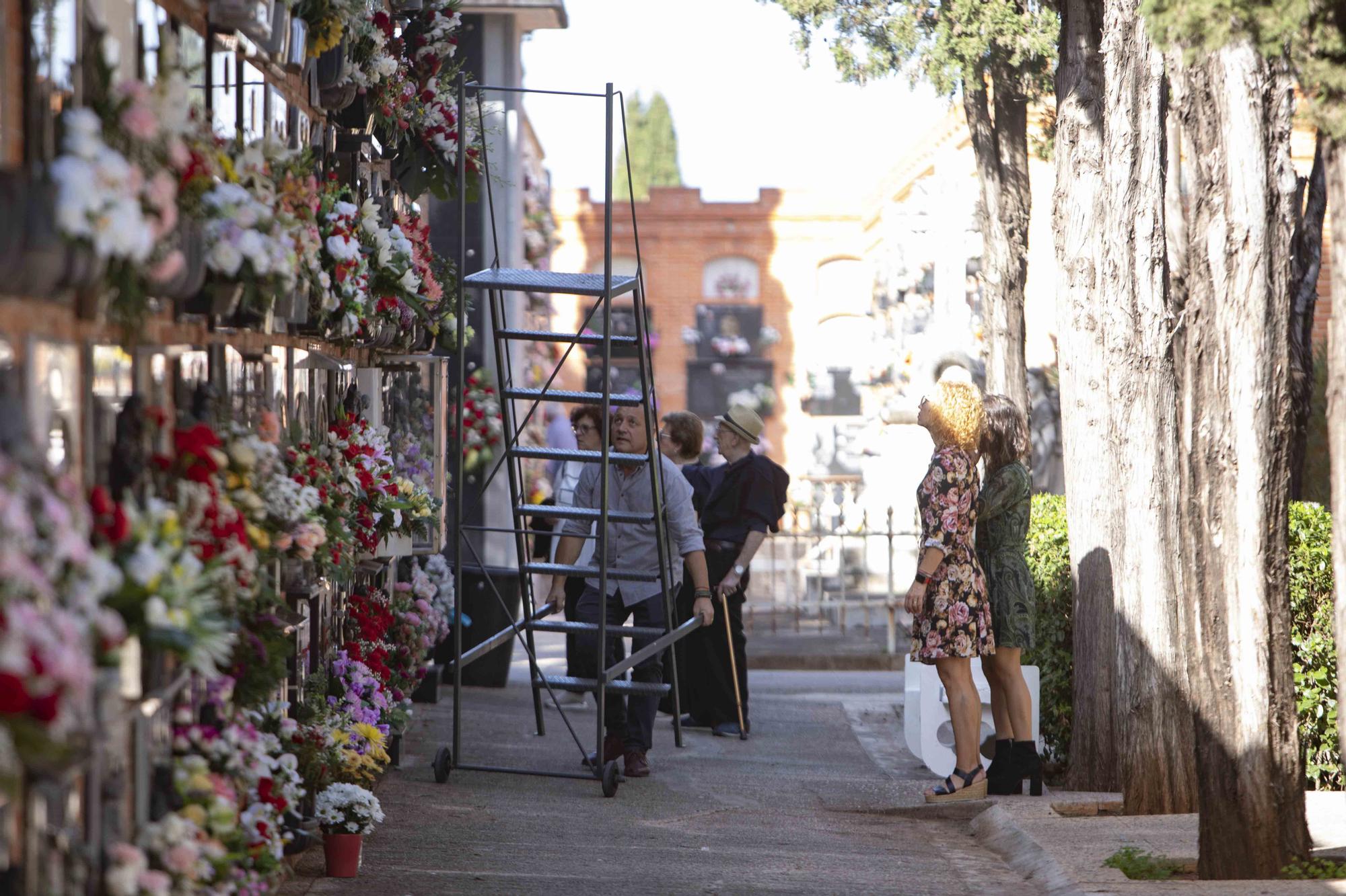 Día de Todos los Santos en el cementerio municipal de Alzira