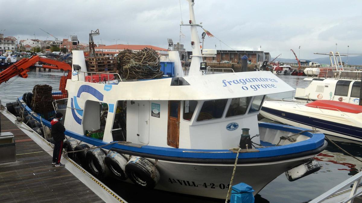 El &quot;Fragamares&quot;, tras su llegada al puerto de O Grove después de sufrir el incendio.