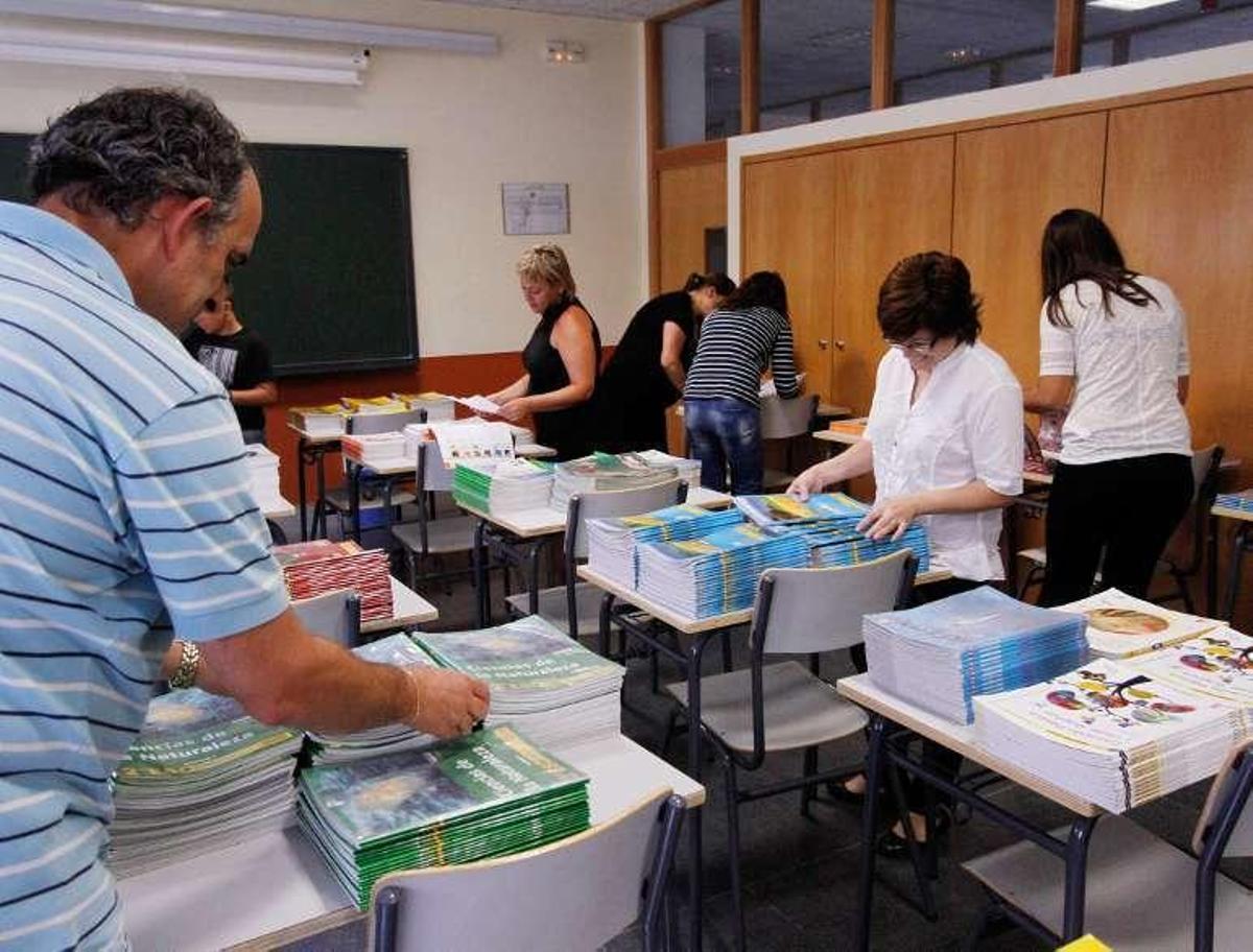 Voluntarios organizan los libros del programa Releo.