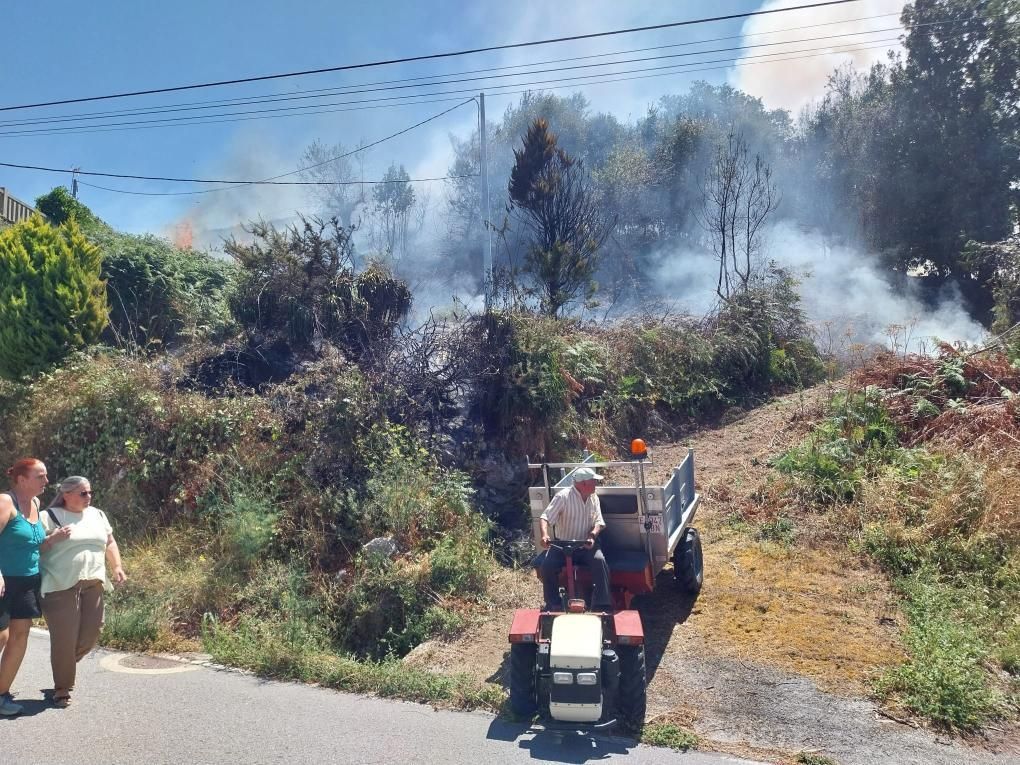 Vecinos se sumaron a las labores de extinción del incendio de A Barraca, en Bueu