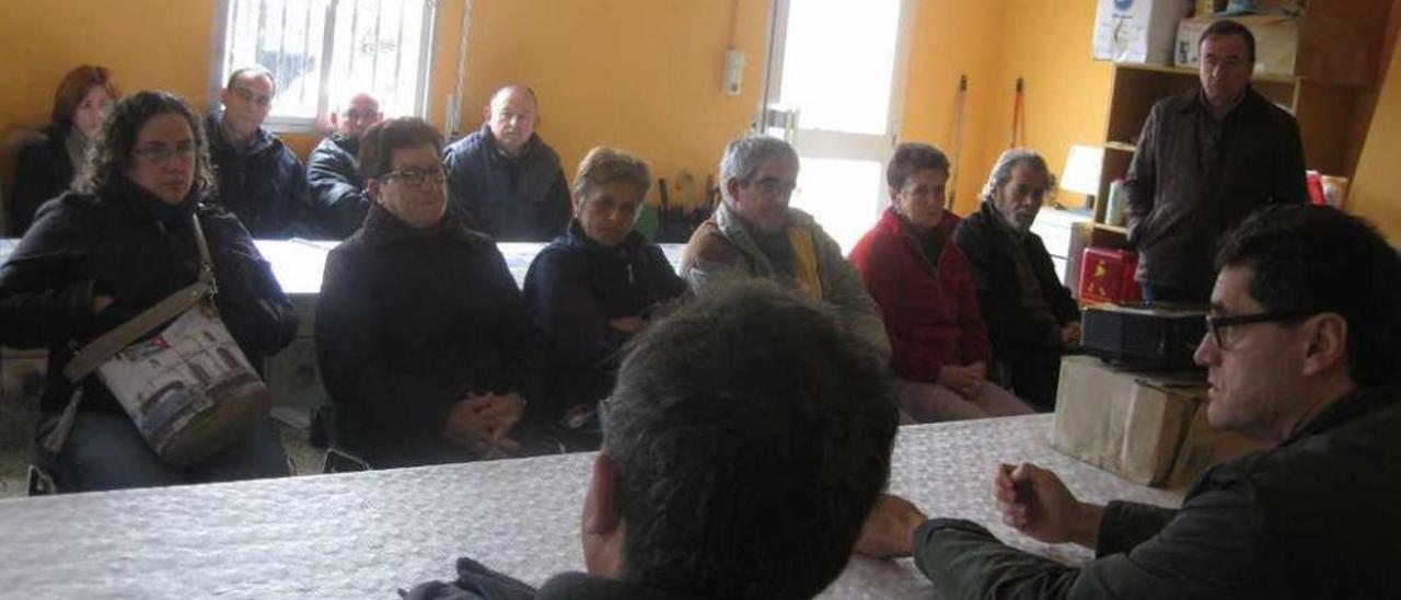 Propietarios de la Sofor de Lebozán con Dubois y Couto en una reunión el domingo en la parroquia.