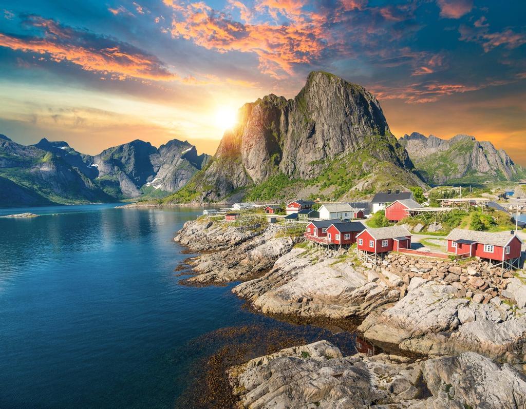 Así amanecen las islas Lofoten, un archipiélago y un distrito de Noruega, situado en la provincia de Nordland, por encima del círculo polar ártico.