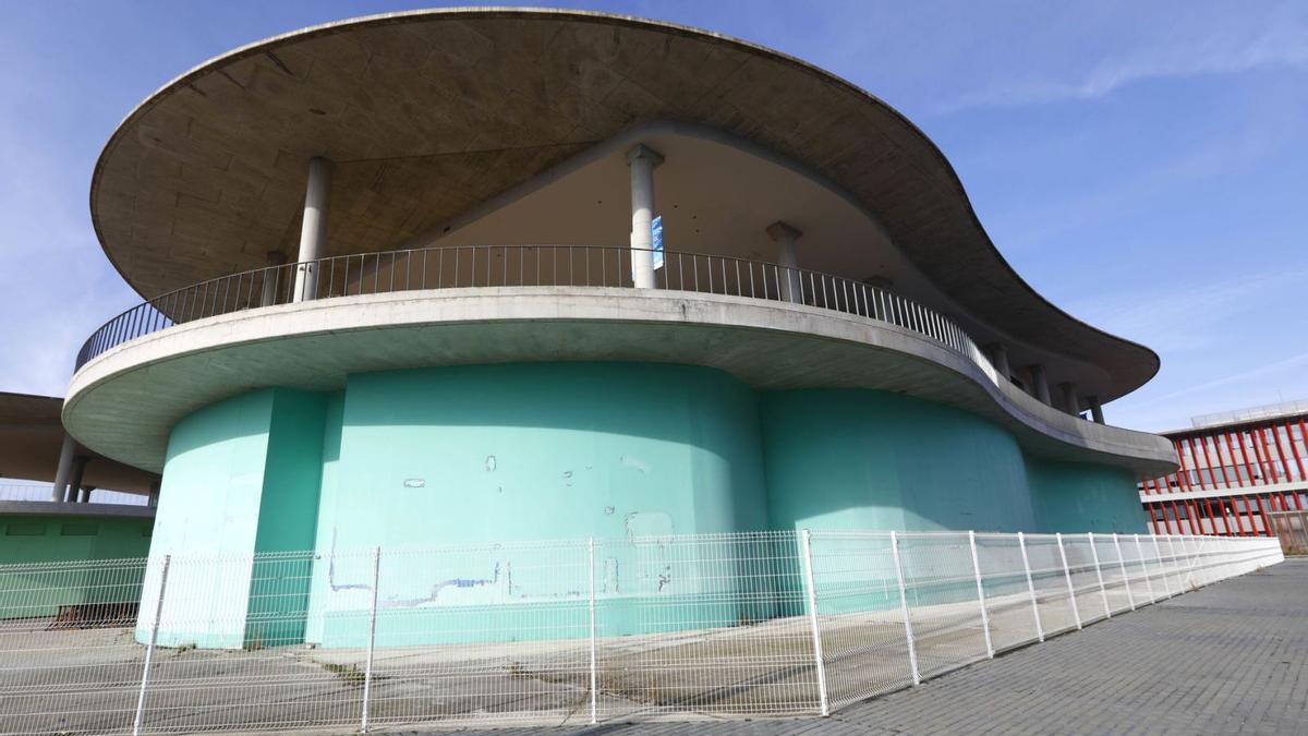 Uno de los edificios llamados ‘cacahuetes’ en el recinto de Ranillas, donde se construirán los pisos de alquiler para jóvenes de la DGA. | JAIME GALINDO