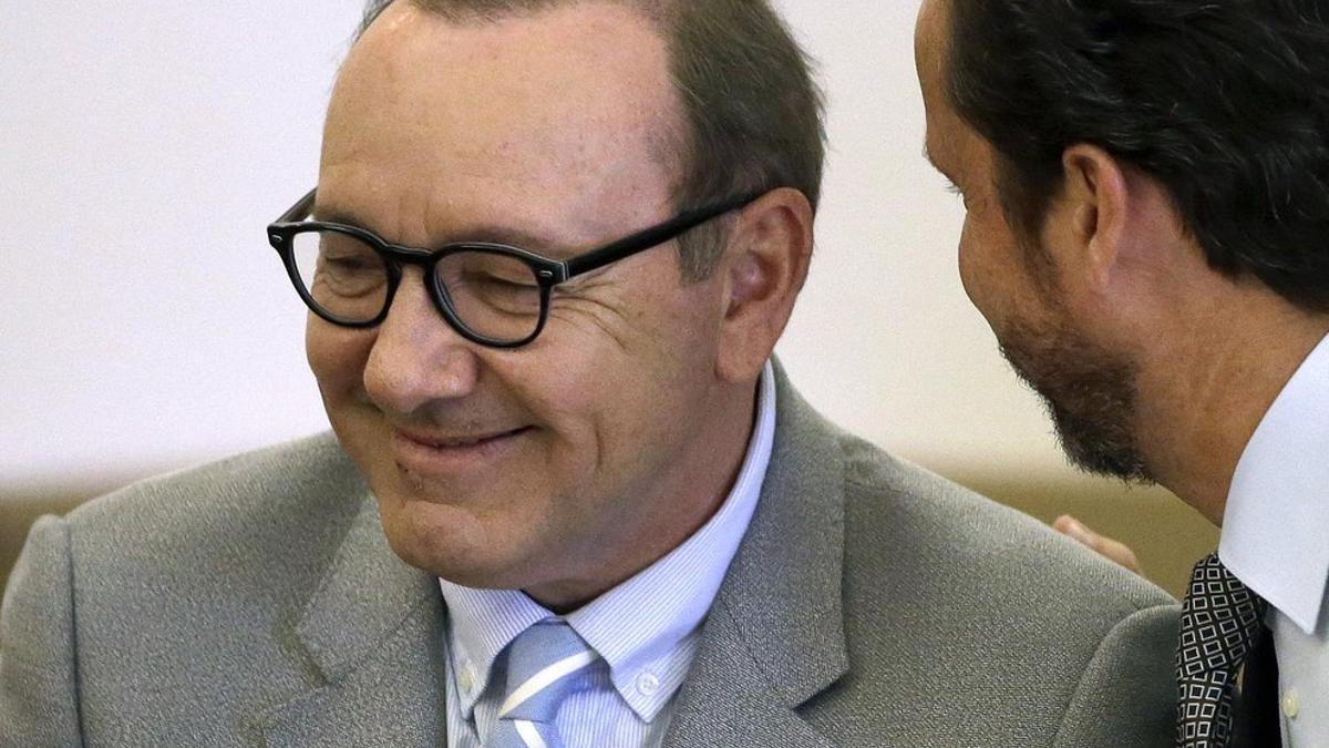 Kevin Spacey, con gafas, durante la vista en el tribunal de Nantucket, Massachusetts.