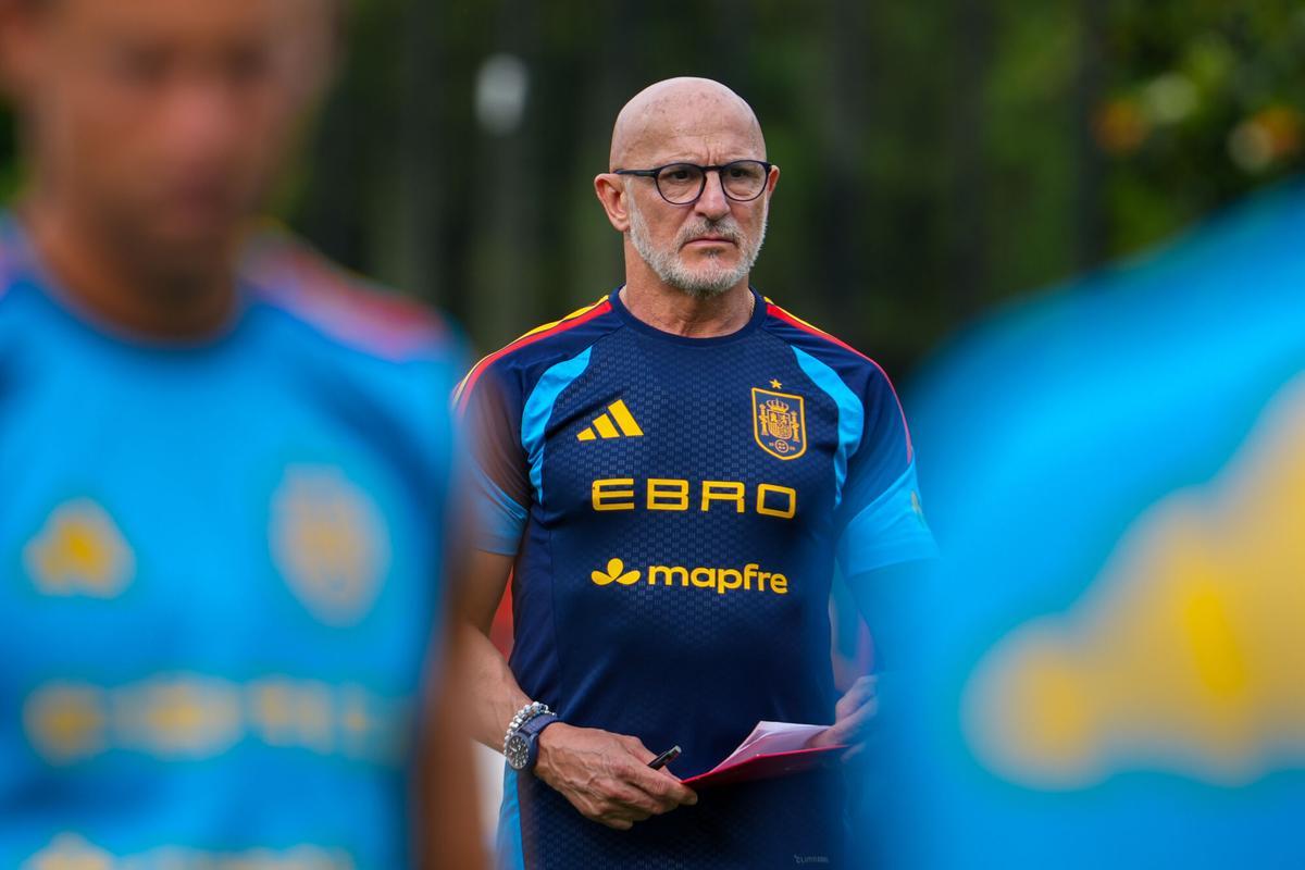 El seleccionador de España, Luis de la Fuente, dirige un entrenamiento este sábado, en Chattanooga (EEUU).