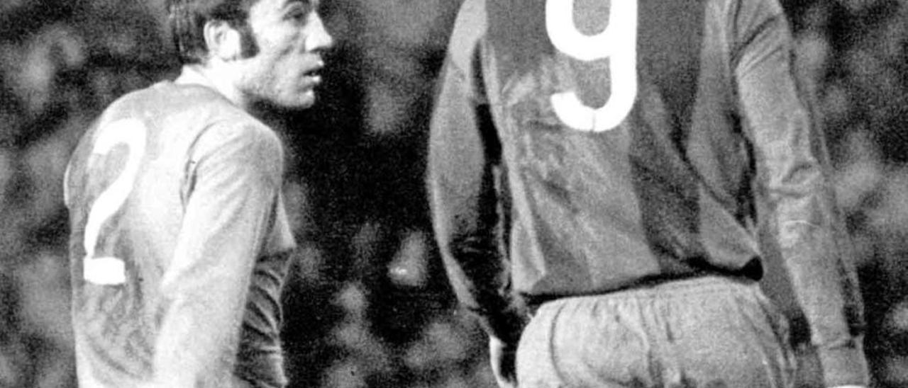 Carrete y Cruyff, durante el Oviedo-Barcelona del 16 de diciembre de 1973.
