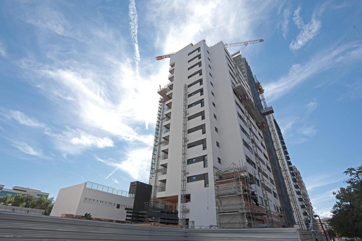 Trabajos de construcción de un edificio en València.