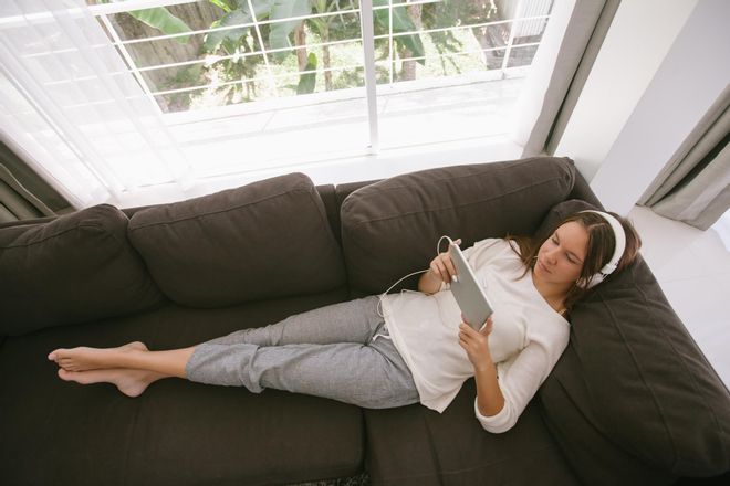 ¿Prefereixes quedar-te a casa abans que sortir amb amics? Això diu la psicologia sobre tu
