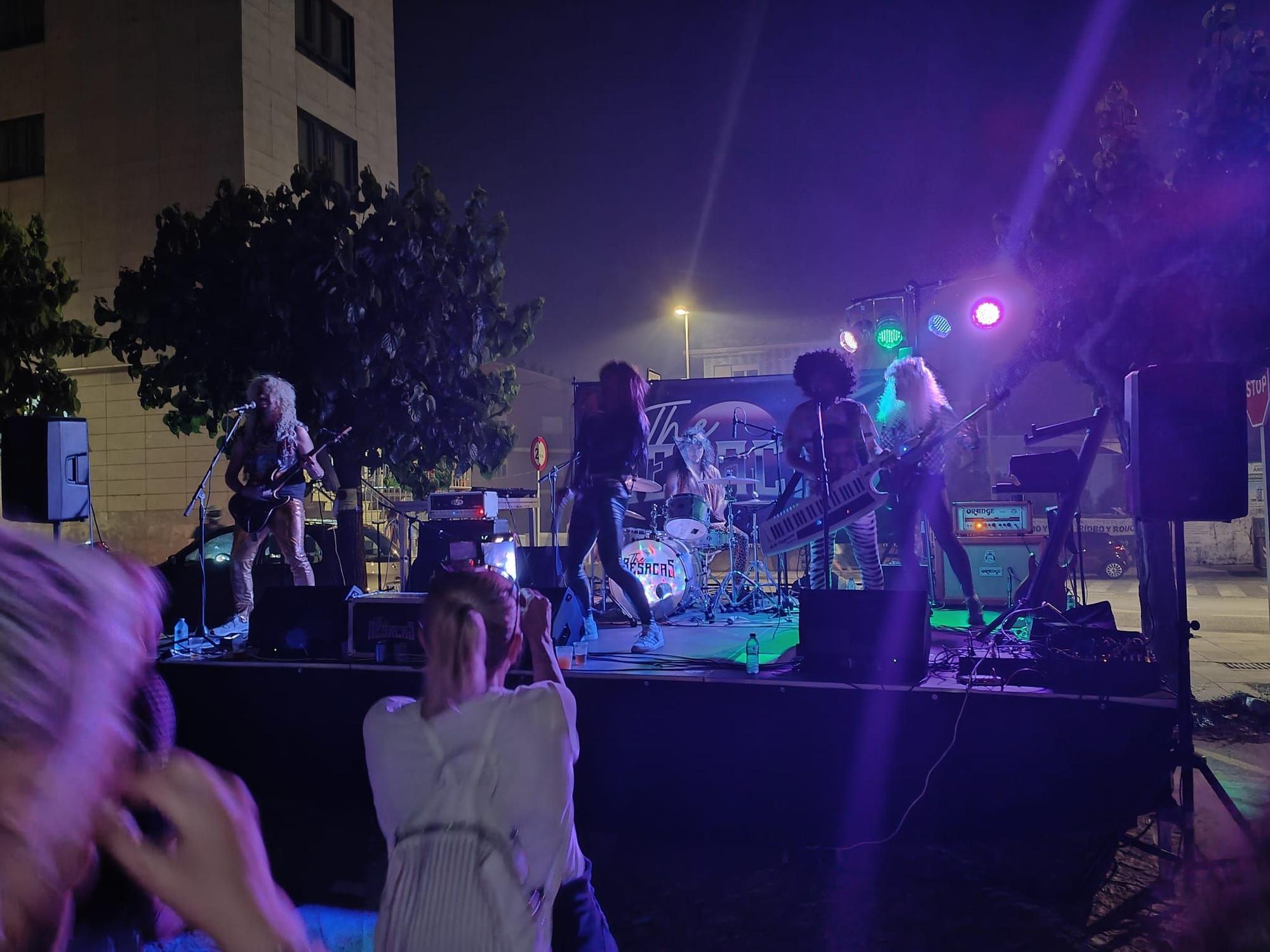 La noche de San Xoán en la céntrica playa de Rodeira, en Cangas