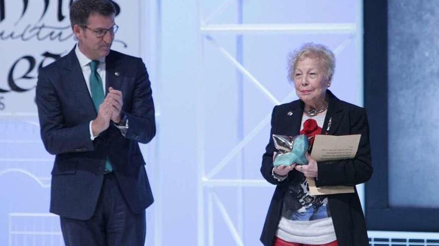 La escritora María Xosé Queizán recibe el premio de manos de Feijóo, ayer, en Santiago.